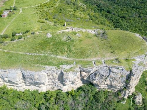 Крепостното плато с отвесни скали, поглед от дрон