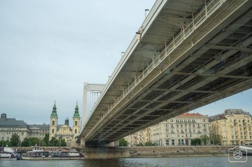 Разходка под моста